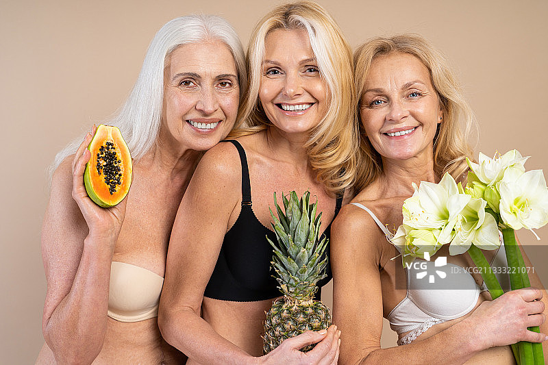 穿着内衣、拥有积极身体形象的中年妇女图片素材