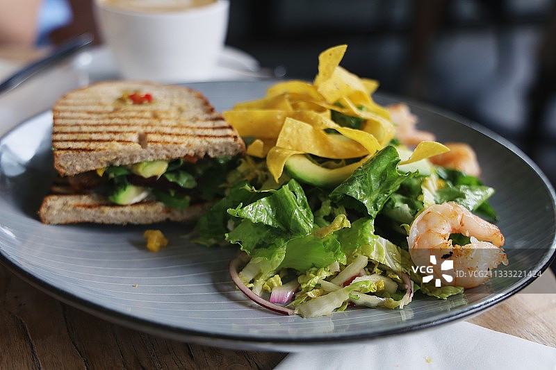桌子上盘子里的食物的特写图片素材