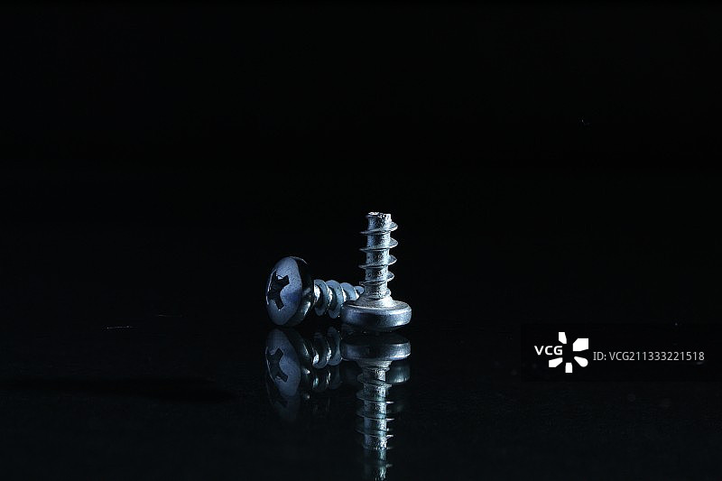 黑色背景上的国际象棋棋子特写图片素材