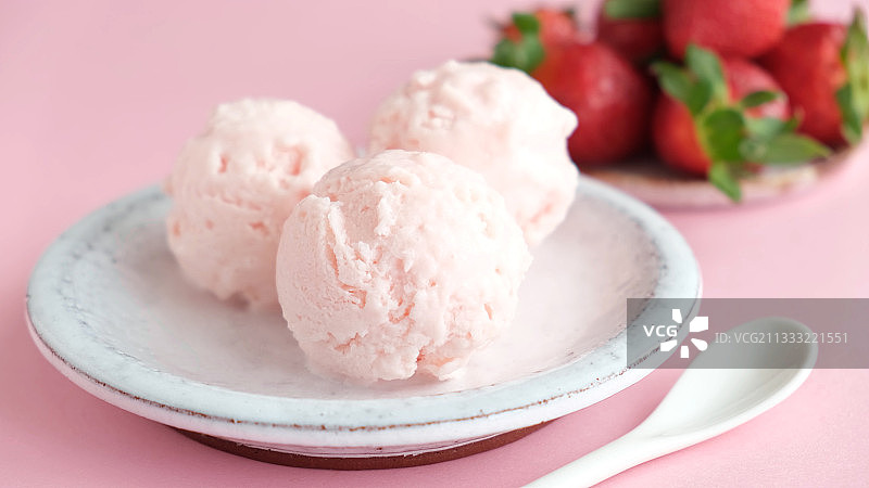 粉色背景碗中冰淇淋特写图片素材