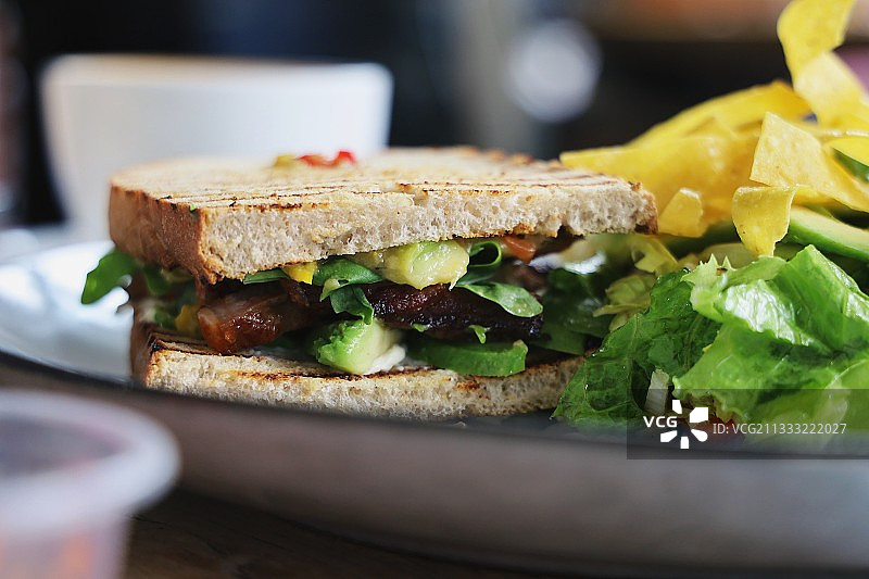 桌子上盘子里三明治的特写图片素材