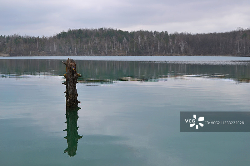 湖对天空的风景图片素材