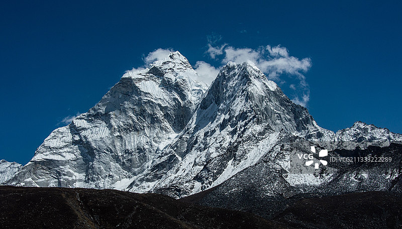 尼泊尔库姆琼阿玛达布拉姆雪山仰视景观图片素材