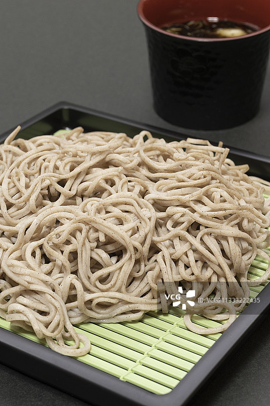 日本东京餐盘面条特写图片素材