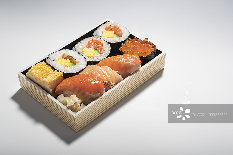 白色背景盘中寿司高角度视图，东京图片素材