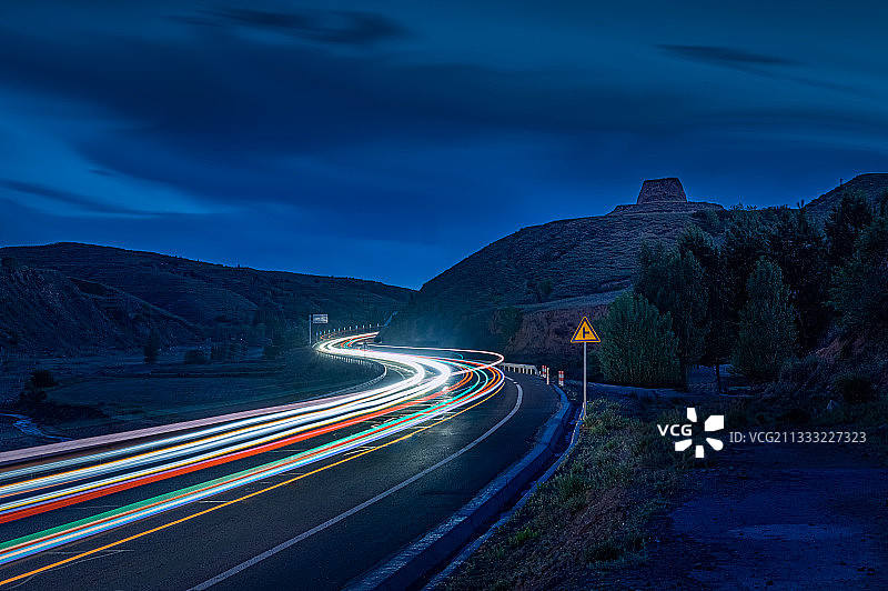 公路光轨环绕古长城图片素材