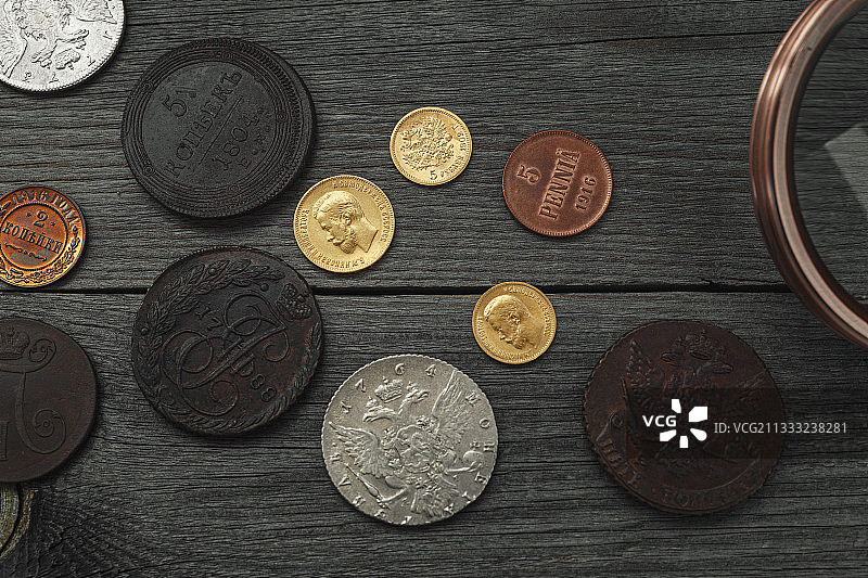 木桌上的硬币俯视图图片素材