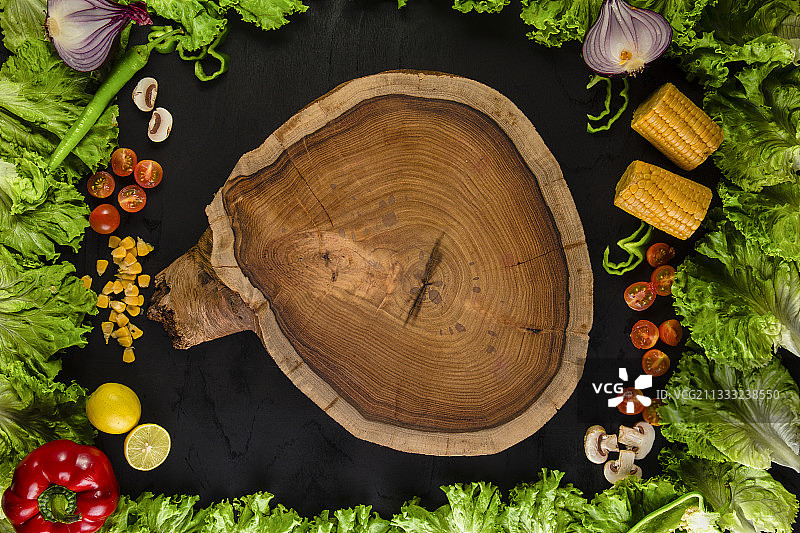 埃及亚历山大港的蔬菜和砧板俯视图图片素材