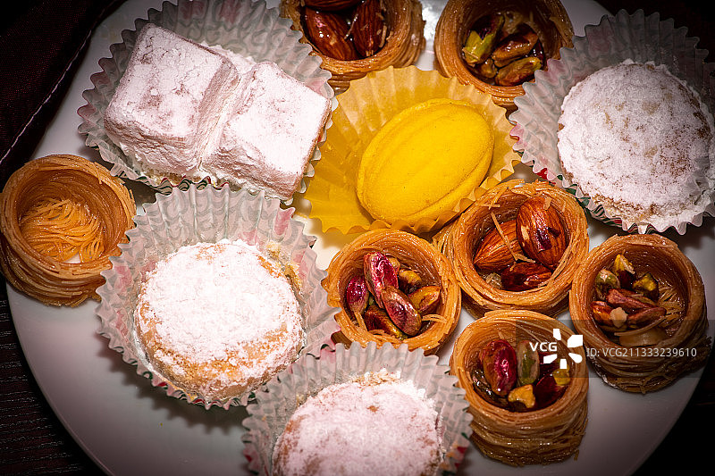 卡塔尔：桌上的盘装甜点俯视图图片素材