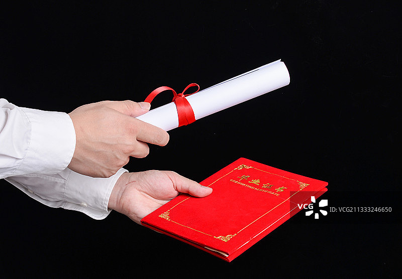 毕业季男性穿着白色衬衣手拿毕业证书图片素材