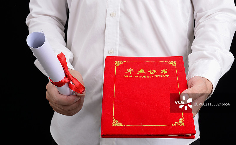 毕业季男性穿着白色衬衣手拿毕业证书图片素材