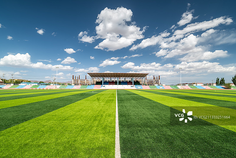 蓝天白云下的运动场图片素材