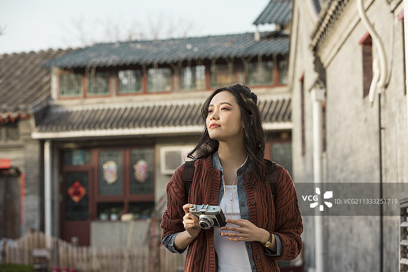 青年女子城市胡同旅行拍照图片素材