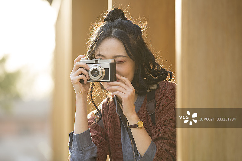 青年女子城市旅行拍照图片素材