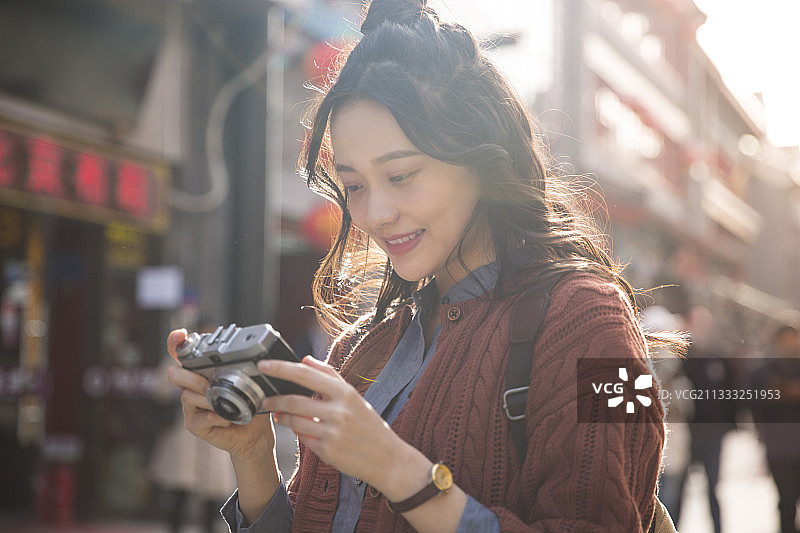 青年女子城市胡同商业区旅行度假图片素材