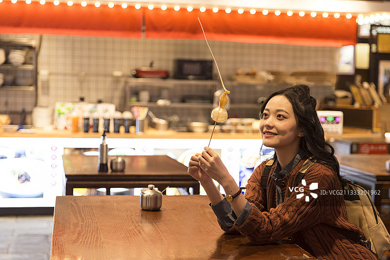 青年女子城市美食街旅行图片素材