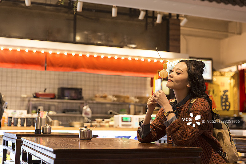 青年女子城市美食街旅行图片素材