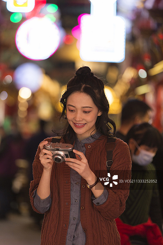 青年女子城市旅行图片素材