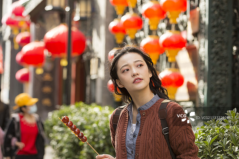 青年女子城市胡同旅行度假图片素材