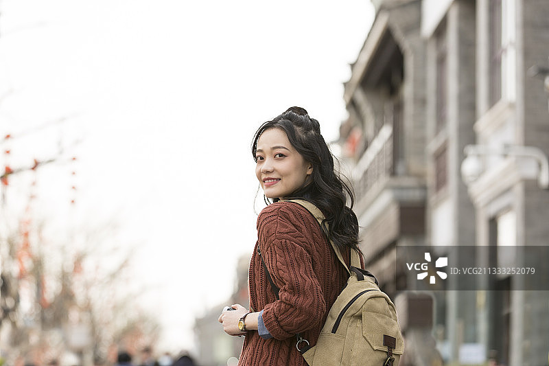 青年女子城市胡同旅行度假拍照图片素材