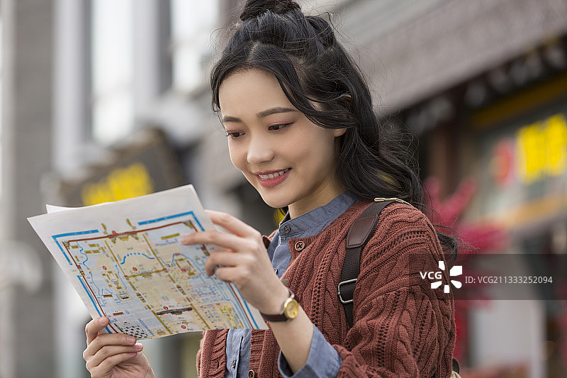 青年女子城市旅行图片素材