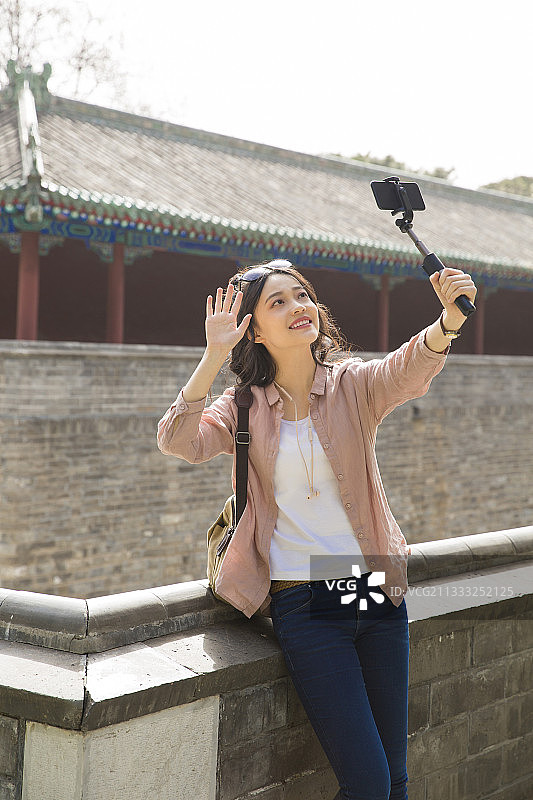 青年女子城市著名景点宫殿旅行度假图片素材