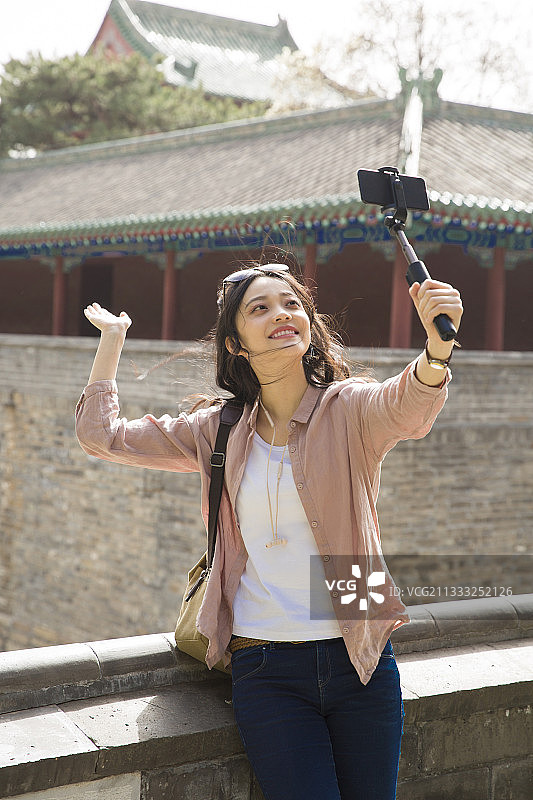 青年女子城市著名景点宫殿旅行度假直播视频图片素材
