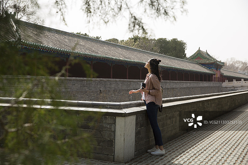 青年女子城市著名景点宫殿旅行度假放松图片素材