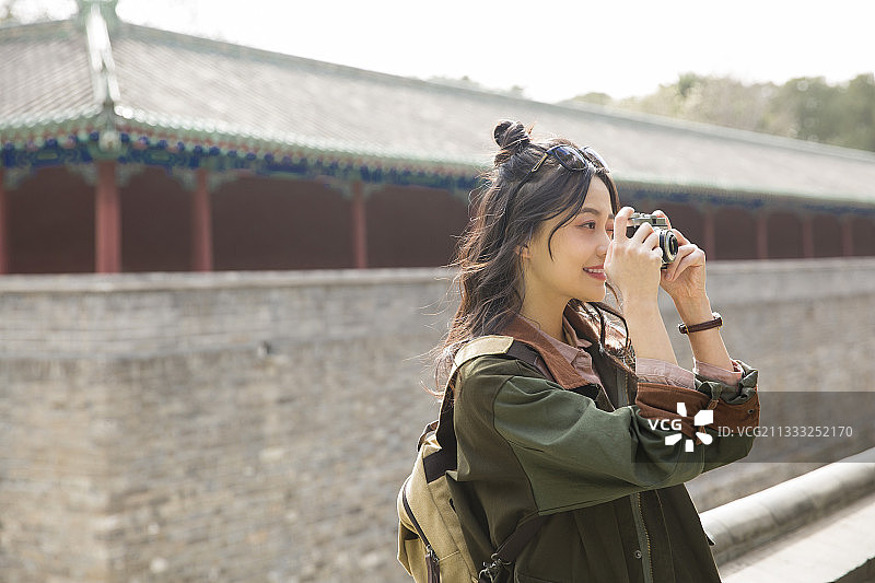 青年女子城市著名景点宫殿旅行度假拍照图片素材