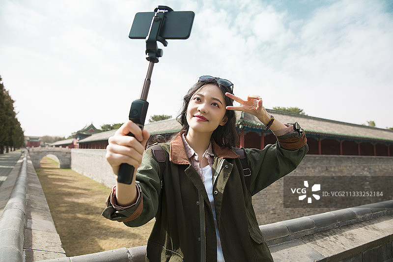 青年女子城市著名景点宫殿旅行度假图片素材