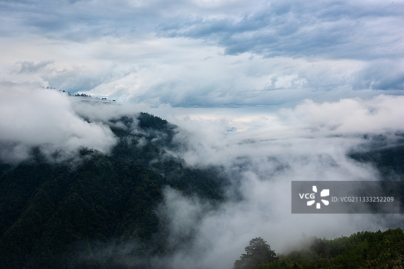 四川省雅安市石棉县王岗坪 云雾缭绕 山峦叠嶂图片素材