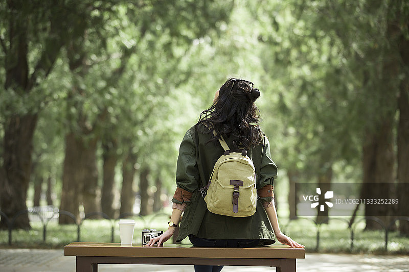 青年女子在城市公园旅行度假图片素材