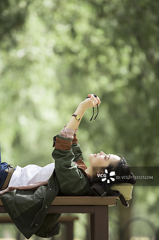 青年女子在城市公园旅行度假图片素材