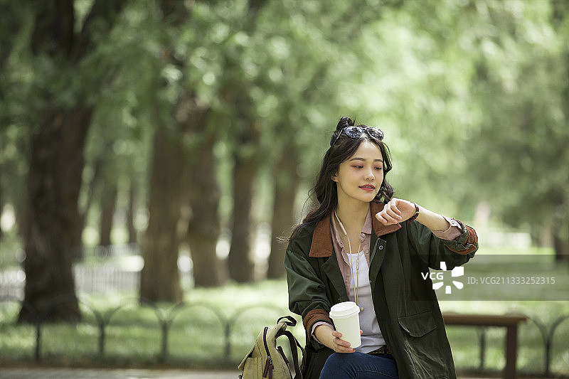 青年女子在城市公园旅行放松休息图片素材