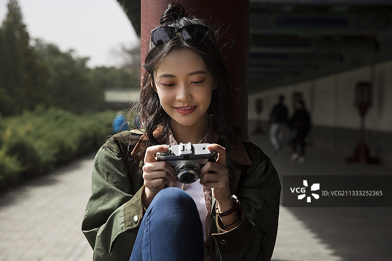 青年女子城市公园旅行度假图片素材