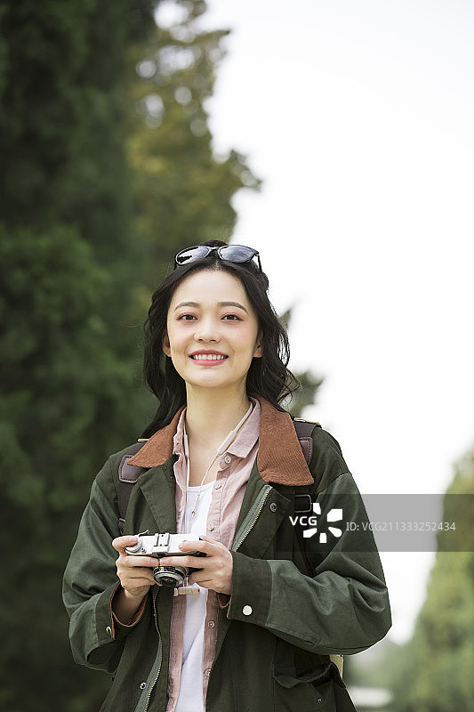 青年女子城市公园旅行拍照图片素材