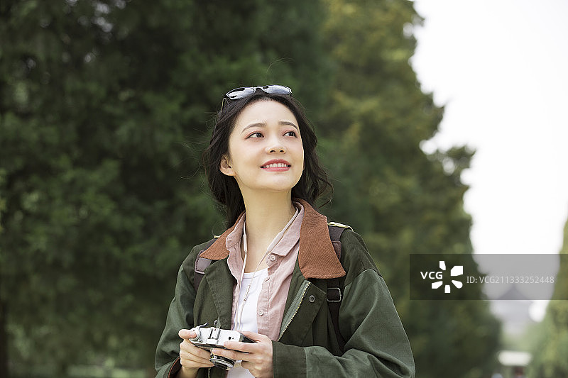 青年女子城市公园旅行拍照图片素材