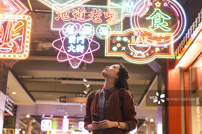 青年女子旅行度假图片素材