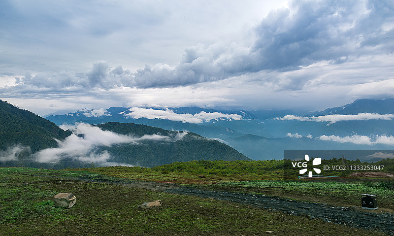 四川省雅安市石棉县王岗坪 云雾缭绕 山峦叠嶂 草地图片素材