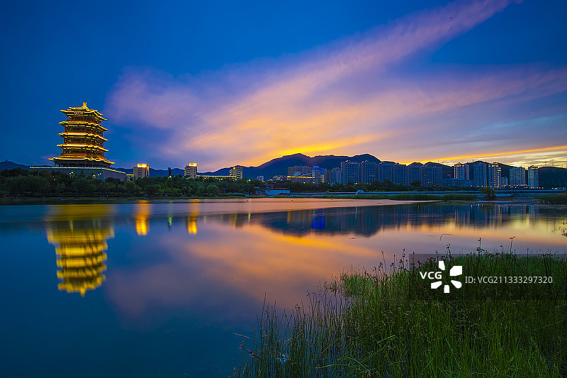 夕照门城湖景美环境优图片素材