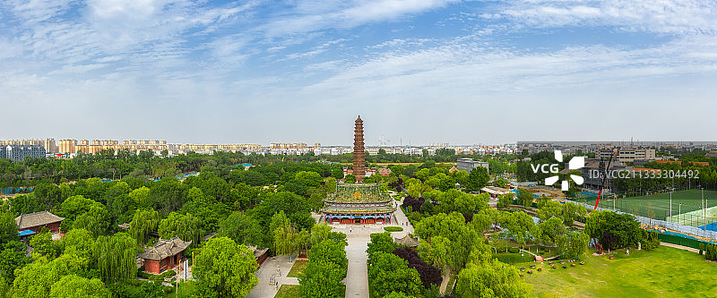 河南开封铁塔公园夏季户外风光航拍视角图片素材