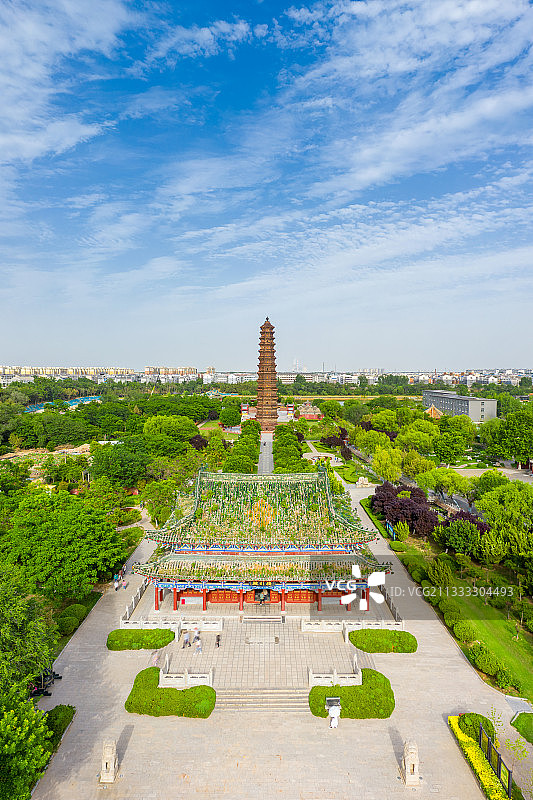 河南开封铁塔公园夏季户外风光航拍视角图片素材