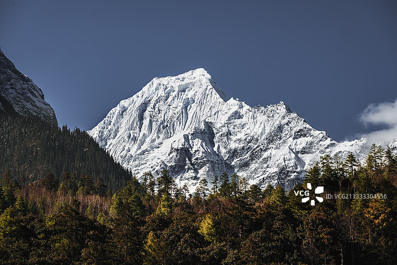 《冰川之乡》拍摄于中国西藏自治区林芝波密。图片素材