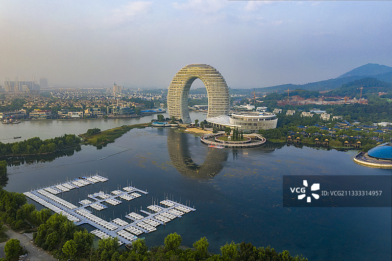 航拍晨间中国浙江省湖州市太湖国际旅游度假区月亮酒店图片素材