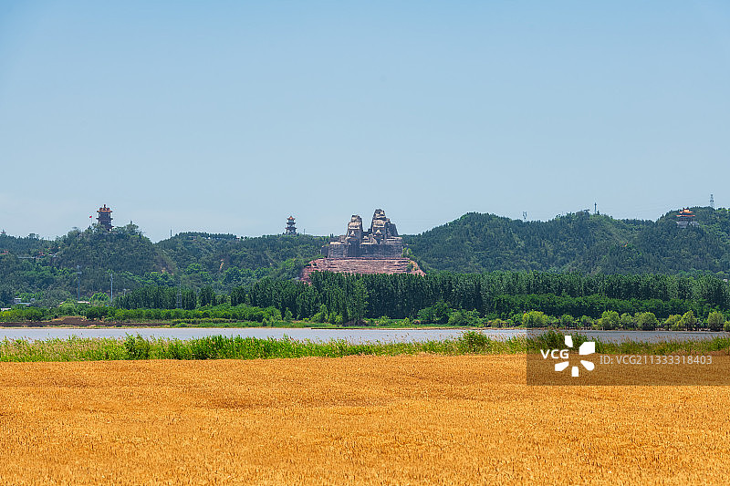 河南郑州黄河畔黄河风景区炎黄二帝雕像与麦田夏季户外风光图片素材
