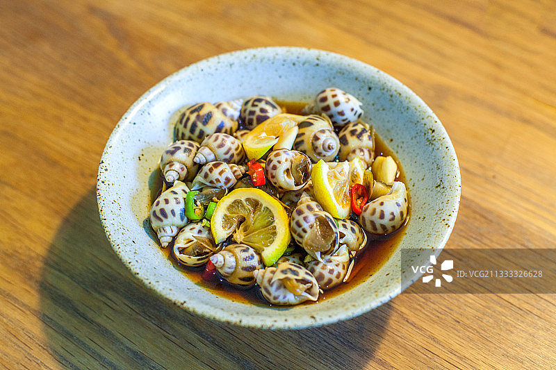 摆在桌上的醉花螺图片素材