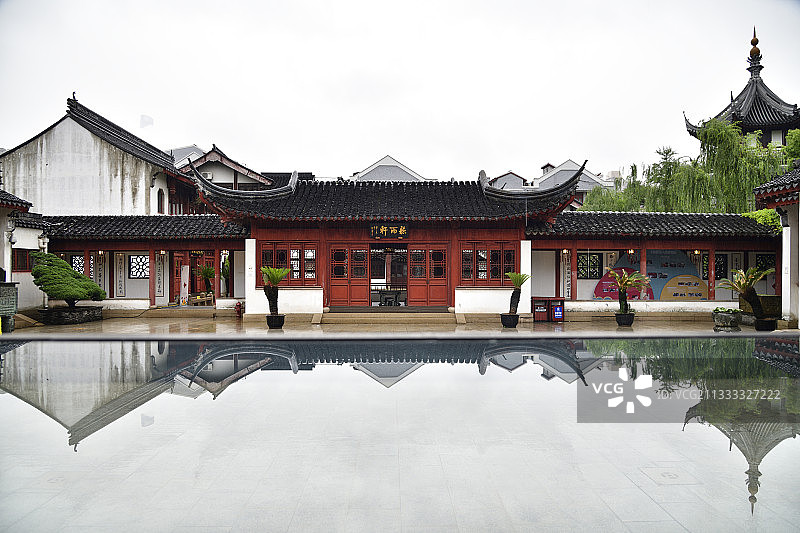 亭台楼阁反光图片素材