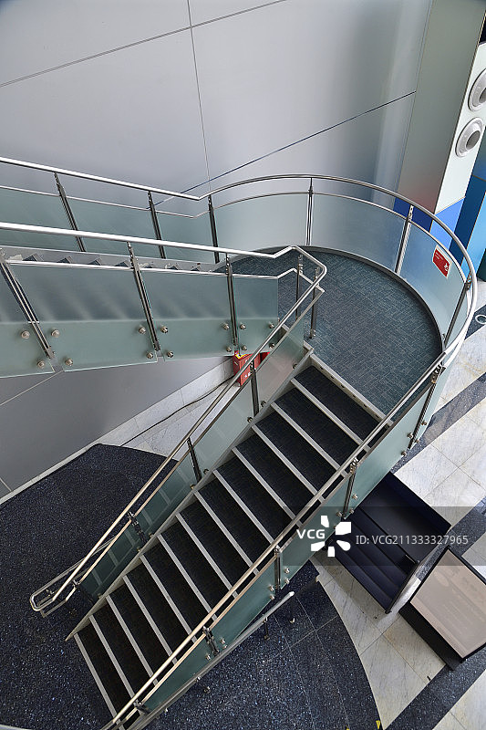 商务楼转角楼梯图片素材