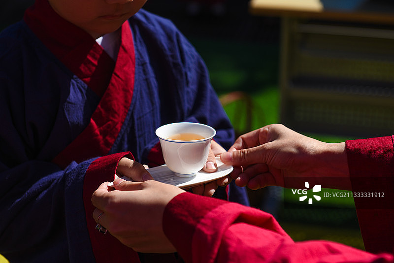 学生给老师奉茶图片素材