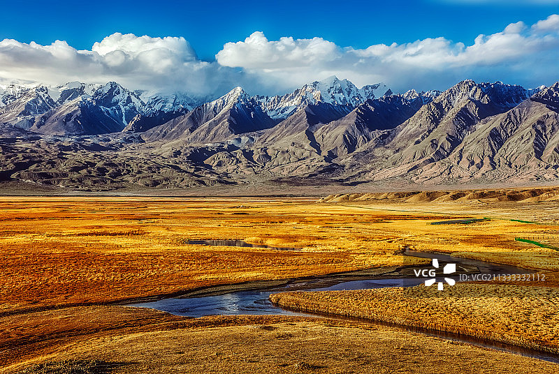 深秋的塔合曼图片素材